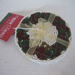 Warm Tidings Holiday Red/Green/White Beaded Wreath Round Coasters Set of 4 NWWT